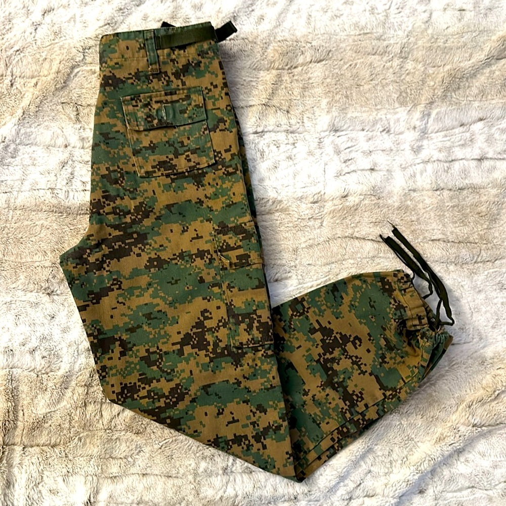 A Rare Vintage Piece w. Adjustable Waist line 🔥